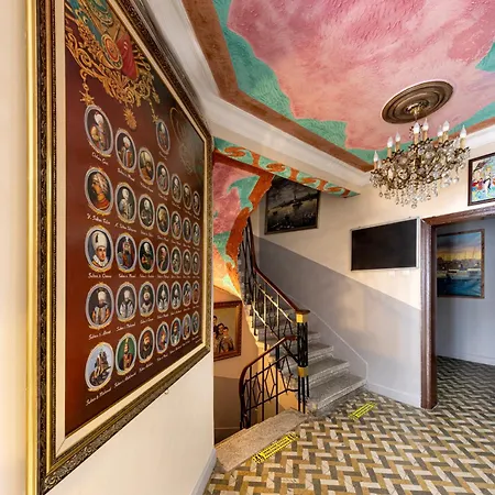 Bahaus Near Bluemosque And Hagiasophiamosque - 2 Minutes * Стамбул