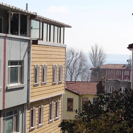 Bahaus Near Bluemosque And Hagiasophiamosque - 2 Minutes Isztambul