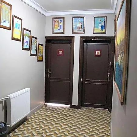 Bahaus Near Bluemosque And Hagiasophiamosque - 2 Minutes