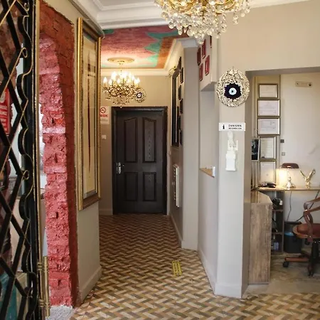 Bahaus Near Bluemosque And Hagiasophiamosque - 2 Minutes *