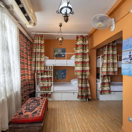 Bahaus Near Bluemosque And Hagiasophiamosque - 2 Minutes اسطنبول