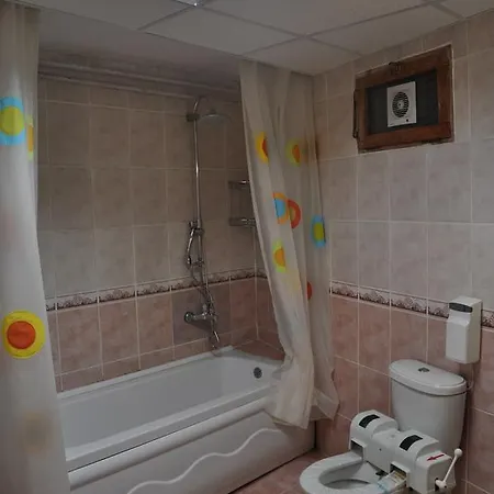 Bahaus Near Bluemosque And Hagiasophiamosque - 2 Minutes * اسطنبول